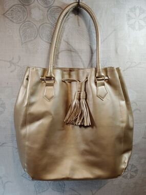 Gold Tassel Shoulder Bag - Stylish Everyday Tote